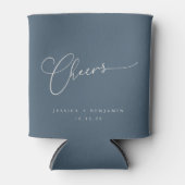 Cheers Minimal Dusky Blue Script Custom Wedding Dosenkühler (Vorderseite)