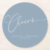 Cheers Minimal Dusty Blue Script Custom Wedding Runder Pappuntersetzer (Vorderseite)
