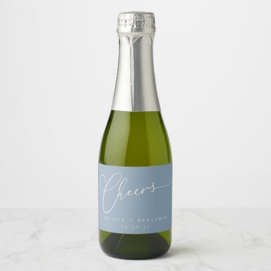 Cheers Minimal Dusty Blue Script Custom Wedding Schaumweinetikett (Vorderseite)