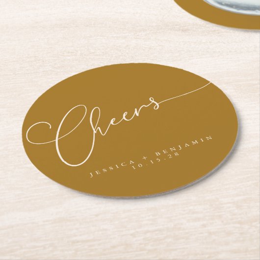 Cheers Minimal Mustard Gold Script Custom Wedding Runder Pappuntersetzer (Angewinkelt)