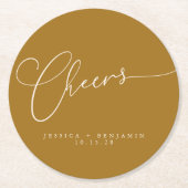 Cheers Minimal Mustard Gold Script Custom Wedding Runder Pappuntersetzer (Vorderseite)