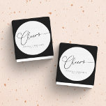 Cheers Minimal Schwarz-weiße Script Custom Wedding Runder Aufkleber<br><div class="desc">Cheers Minimalistisches Schwarz-weißes Script Custom Wedding Classic Round Sticker</div>