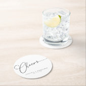 Cheers Minimal Schwarz-weiße Script Custom Wedding Runder Pappuntersetzer (Vor Ort)
