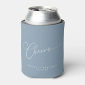 Cheers Minimalistisch Dusty Blue Script Custom Wed Dosenkühler (Kanne Vorderseite)