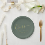 Cheers Minimalistische dunkle Sage Gold Custom Wed Pappteller<br><div class="desc">Personalisierter Beifall Minimalistische Teller aus dunklem Blatt und Gold Hochzeitspapier</div>