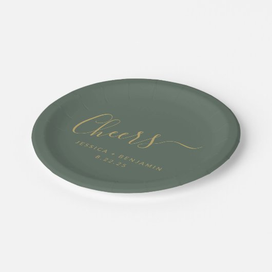 Cheers Minimalistische dunkle Sage Gold Custom Wed Pappteller (Schrägansicht)