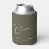 Cheers Minimalistische Olive Script Custom Wedding Dosenkühler (Kanne Vorderseite)
