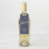 'Cheers' Moderne Script Navy Blue Wedding Flaschenanhänger (Auf Flasche)
