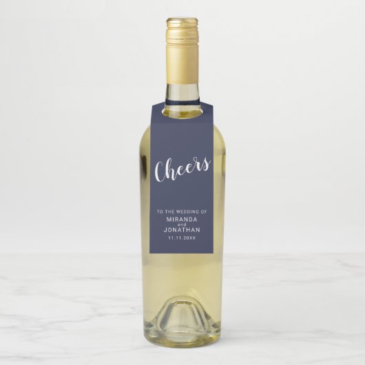'Cheers' Moderne Script Navy Blue Wedding Flaschenanhänger (Auf Flasche)