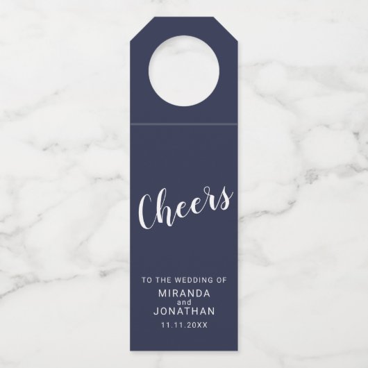 'Cheers' Moderne Script Navy Blue Wedding Flaschenanhänger (Vorderseite)