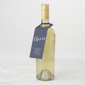 'Cheers' Moderne Script Navy Blue Wedding Flaschenanhänger (Angewinkelt)