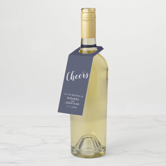 'Cheers' Moderne Script Navy Blue Wedding Flaschenanhänger (Angewinkelt)