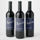'Cheers' Moderne Script Navy Blue Wedding Weinetikett (Flaschen)