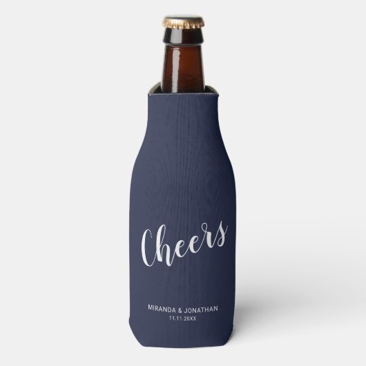 "Cheers" Modernes Script Navy Blue Flaschenkühler (Flaschenvorderseite)