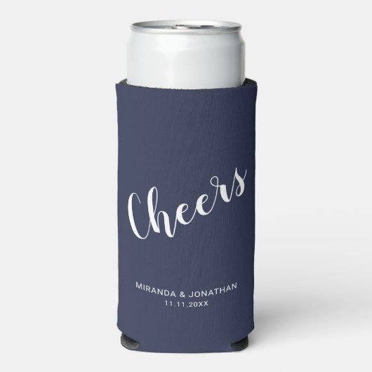 "Cheers" Modernes Script Navy Blue Selters Dosenkühler (Seltzer Vorderseite)
