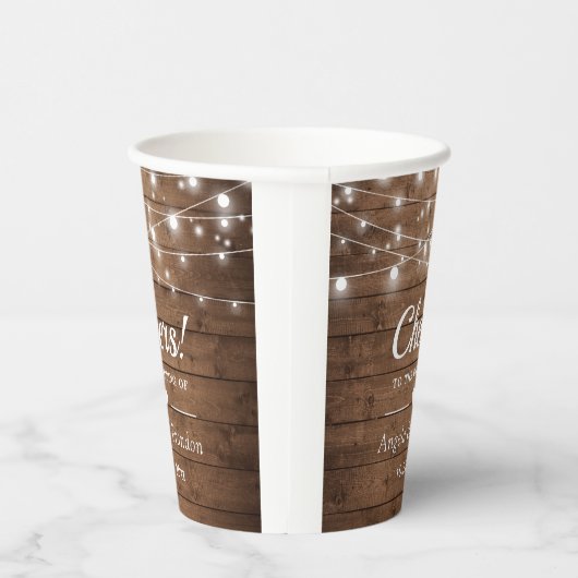 Cheers Rustic Wood String Lights Wedding Party Pappbecher (Rechts)