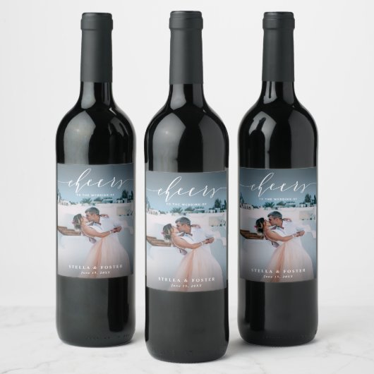 Cheers Stylish White Script Foto Wedding Weinetikett (Flaschen)