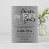 Cheers to 50 Years Silver Glitzer Champagne Einladung (Stehend Vorderseite)