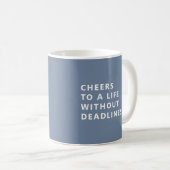 Cheers To A Life Without Deadlines Retirement Mug Kaffeetasse (VorderseiteRechts)
