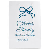 Cheers twenty blue birthday bow name date boho ret mittlere geschenktüte (Rückseite)