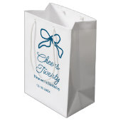 Cheers twenty blue birthday bow name date boho ret mittlere geschenktüte (Rückseite Schrägansicht)