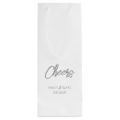 CHEERS Wedding DATE Couple NAMES Modern Minimalist Geschenktüte Für Weinflaschen (Rückseite)