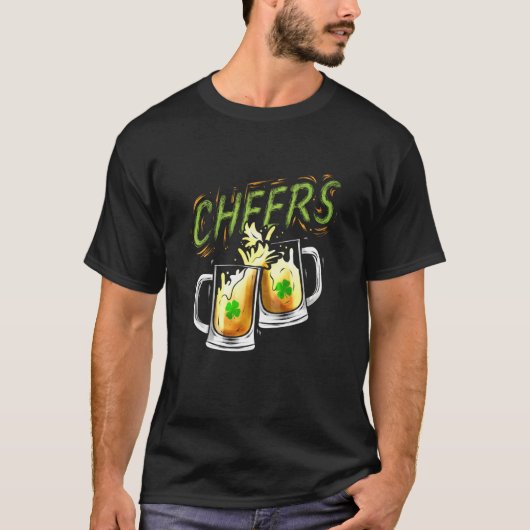 Cheers With Beers And Shamrock For St Patricks Day T-Shirt (Vorderseite)