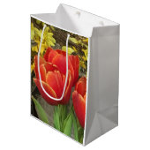 Cheery Tulips Mittlere Geschenktüte (Vorderseite Schrägansicht)