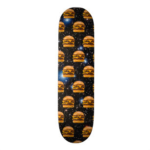 Cheeseburger im Raum Skateboard
