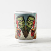 "Cheesy Chickens Posen With Frankenstein" Kaffeetasse (Mittel)