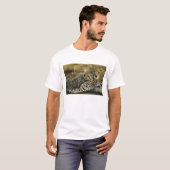 Cheetah, Acinonyx jubatus, mit Krüge im Masai 2 T-Shirt (Vorne ganz)