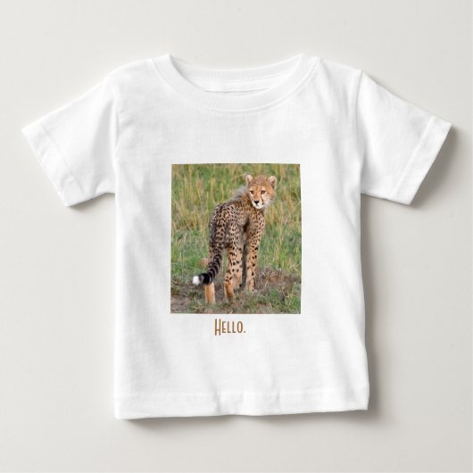 Cheetah Cub sieht dich an. Baby T - Shirt (Vorderseite)