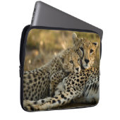 Cheetah Cub Snuggling mit seiner Mama Laptopschutzhülle (Vorne Rechts)