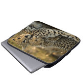 Cheetah Cub Snuggling mit seiner Mama Laptopschutzhülle (Vorne Knopf)