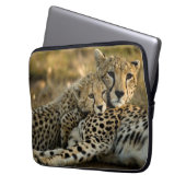 Cheetah Cub Snuggling mit seiner Mama Laptopschutzhülle (Vorderseite Links)