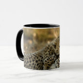 Cheetah Cub Snuggling mit seiner Mama Tasse (Vorderseite Links)