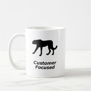 Cheetah-Kunde konzentriert Kaffeetasse