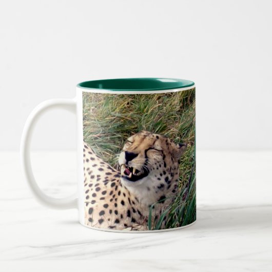 Cheetah mit einem riesigen Grinsen auf ihrem Gesic Zweifarbige Tasse (Links)