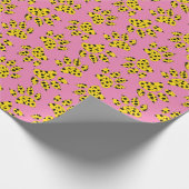 Cheetah Paw Print Pattern auf rosa Geschenkpapier (Ecke)