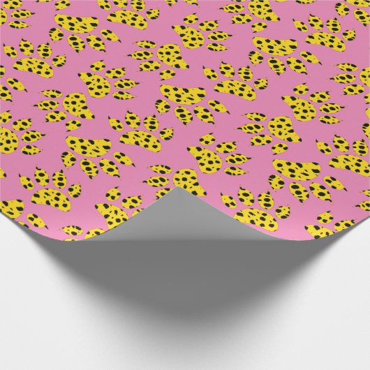 Cheetah Paw Print Pattern auf rosa Geschenkpapier (Ecke)