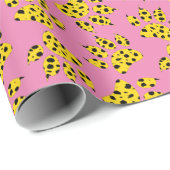 Cheetah Paw Print Pattern auf rosa Geschenkpapier (Rolleneckpunkt)