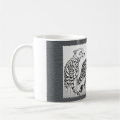 Cheetahs auf grauem Imitat-Leder Kaffeetasse (Links)