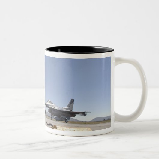Chef der Crew der US-Luftwaffe Zweifarbige Tasse (Rechts)