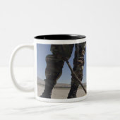 Chef der Crew der US-Luftwaffe Zweifarbige Tasse (Links)