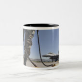 Chef der Crew der US-Luftwaffe Zweifarbige Tasse (Mittel)