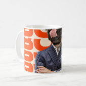 Chef mit Hundekopf, der mit gekreuzten Händen steh Kaffeetasse (Vorderseite Links)