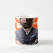 Chef mit Hundekopf, der mit gekreuzten Händen steh Kaffeetasse (Mittel)