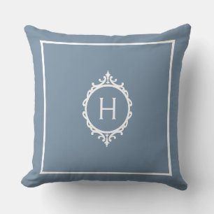 Chelsea Stormy Blue und White Mit Monogramm Kissen