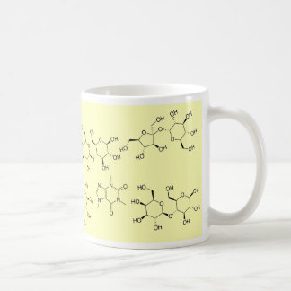 Chemie des Tees und des Kaffees im Gelb Kaffeetasse