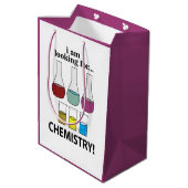 Chemie Funny Ich suche Chemie Mittlere Geschenktüte (Rückseite Schrägansicht)